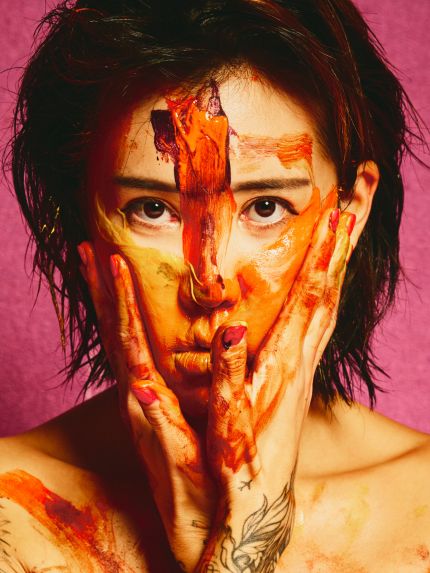 Chloe tattooed nude model Painter painting body face vivid orange purple backdrop Cinaed Dane Barcelona studio